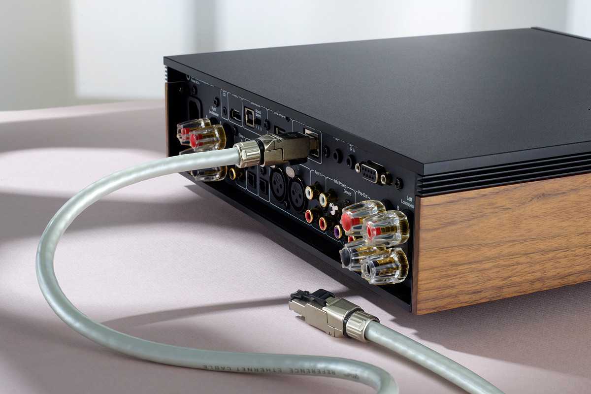 QED Reference Ethernet - przewód typu patchcord RJ45/RJ45 o długości 2 m QED Reference Ethernet - przewód typu patchcord RJ45/RJ45 o długości 2 m