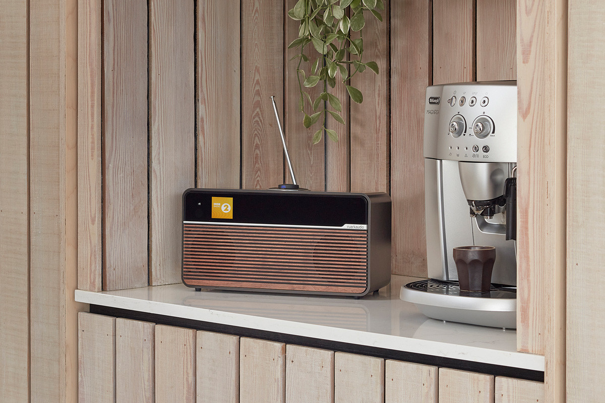 Ruark Audio R2 Mk4 Espresso - system audio typu "all-in-one" Ruark Audio R2 Mk4 Espresso - system audio typu "all-in-one"