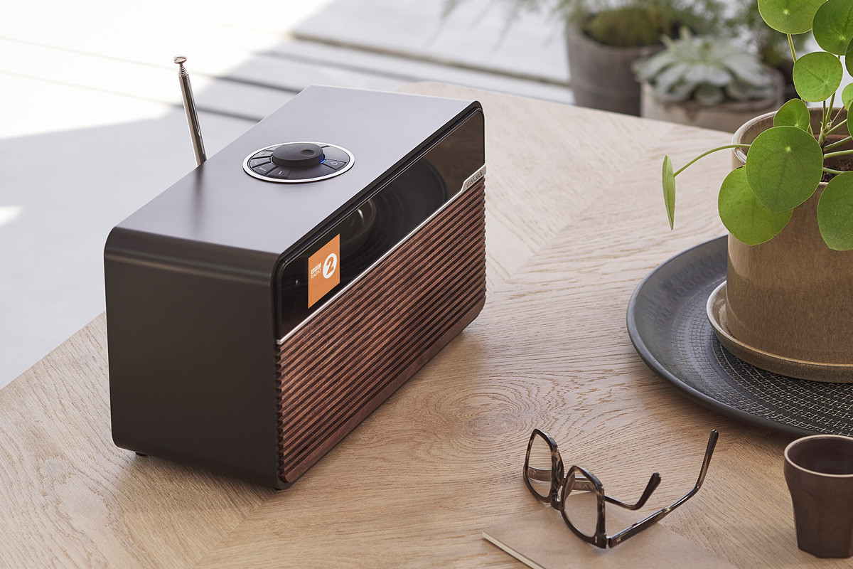 Ruark Audio R2 Mk4 Espresso - system audio typu "all-in-one" Ruark Audio R2 Mk4 Espresso - system audio typu "all-in-one"