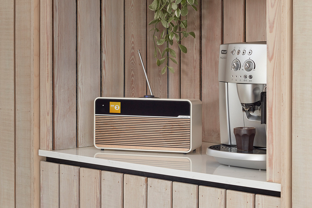 Ruark Audio R2 Mk4 Light Cream - system audio typu "all-in-one" Ruark Audio R2 Mk4 Light Cream - system audio typu "all-in-one"