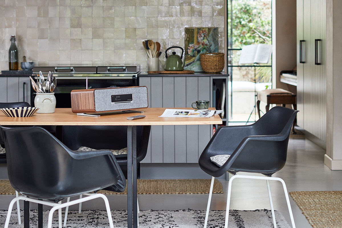 Ruark Audio R3S Rich Walnut - system audio typu "all-in-one" Ruark Audio R3S Rich Walnut - system audio typu "all-in-one"