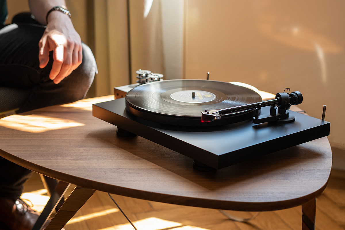 Pro-Ject Debut Carbon EVO Blue Satin - gramofon analogowy Pro-Ject Debut Carbon EVO Blue Satin - gramofon analogowy