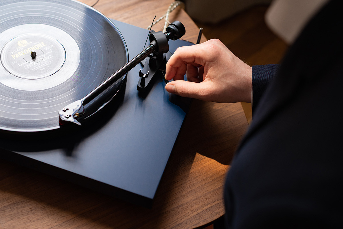 Pro-Ject Debut Carbon EVO Blue Satin - gramofon analogowy Pro-Ject Debut Carbon EVO Blue Satin - gramofon analogowy